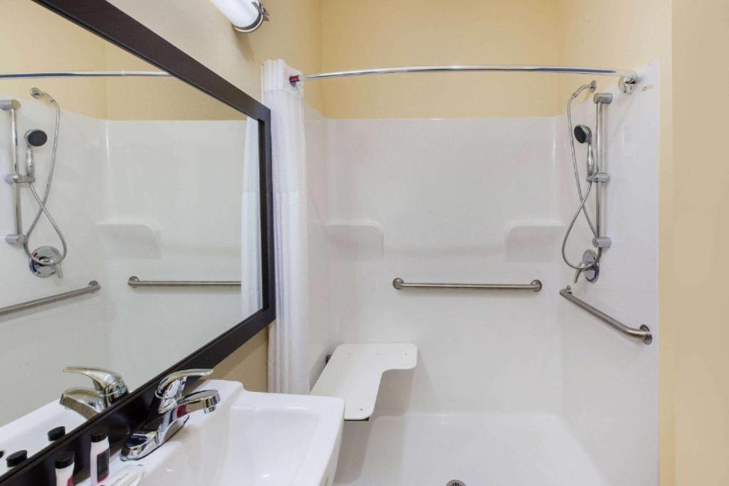 Days Inn By Wyndham Baton Rouge Airport Екстер'єр фото